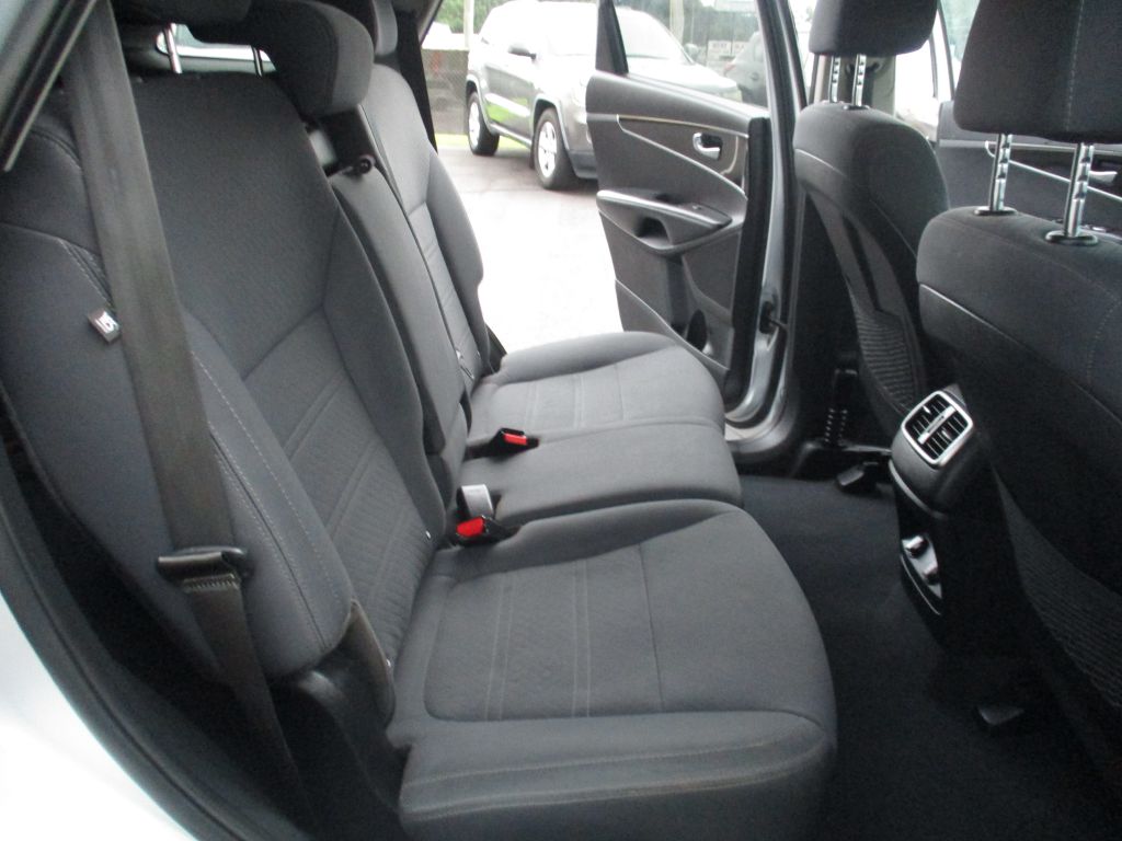 Photo 20 of this KIA SORENTO V-6