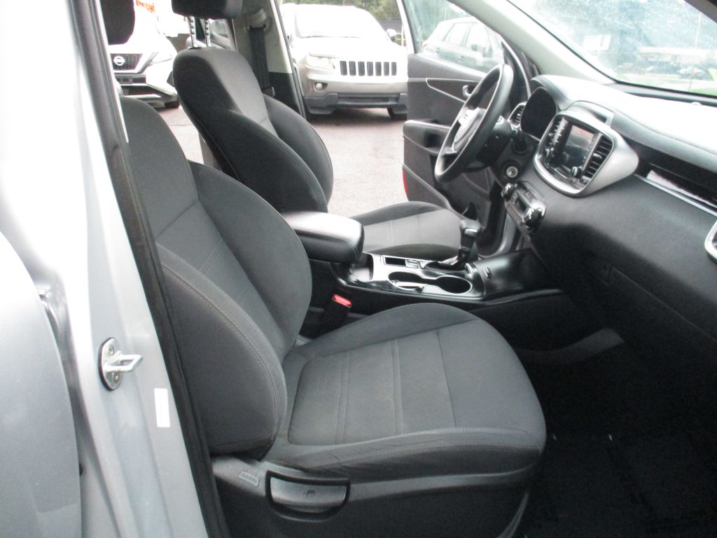 Photo 22 of this KIA SORENTO V-6