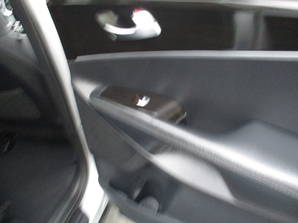 Photo 25 of this KIA SORENTO V-6