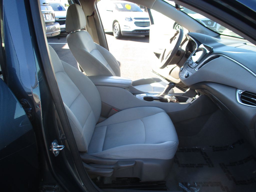 Photo 19 of this CHEVROLET MALIBU