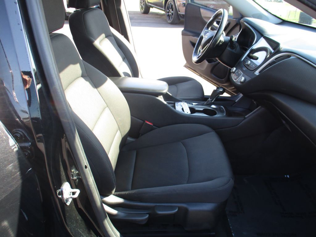 Photo 19 of this CHEVROLET MALIBU