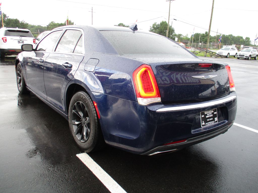 Photo 6 of this CHRYSLER 300