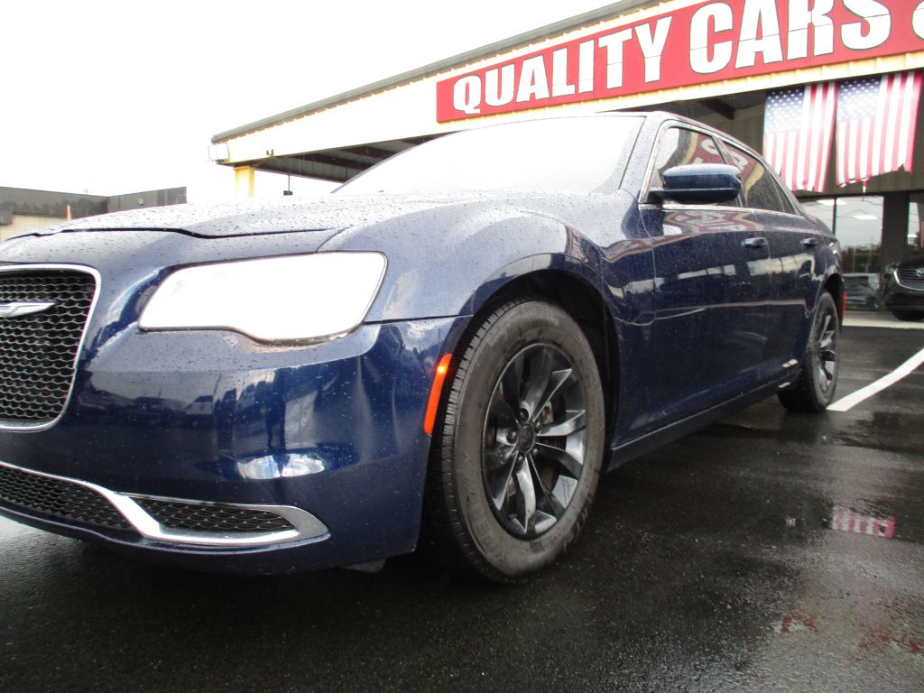 Photo 8 of this CHRYSLER 300