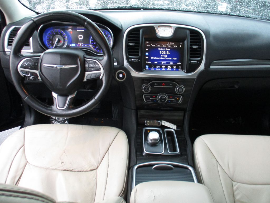 Photo 15 of this CHRYSLER 300
