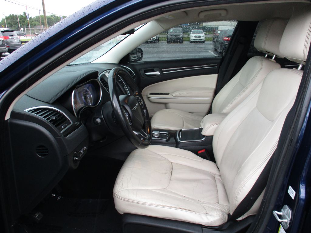 Photo 16 of this CHRYSLER 300
