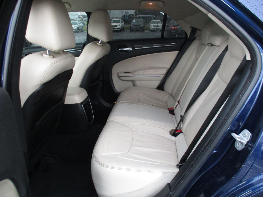 Photo 17 of this CHRYSLER 300