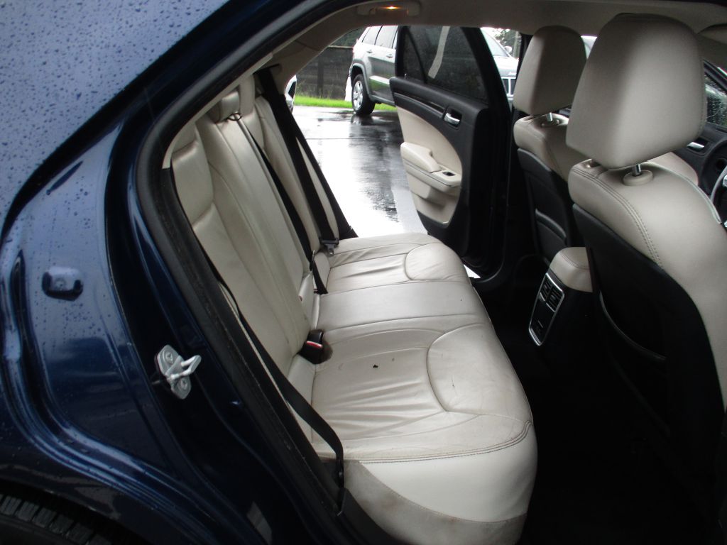 Photo 18 of this CHRYSLER 300