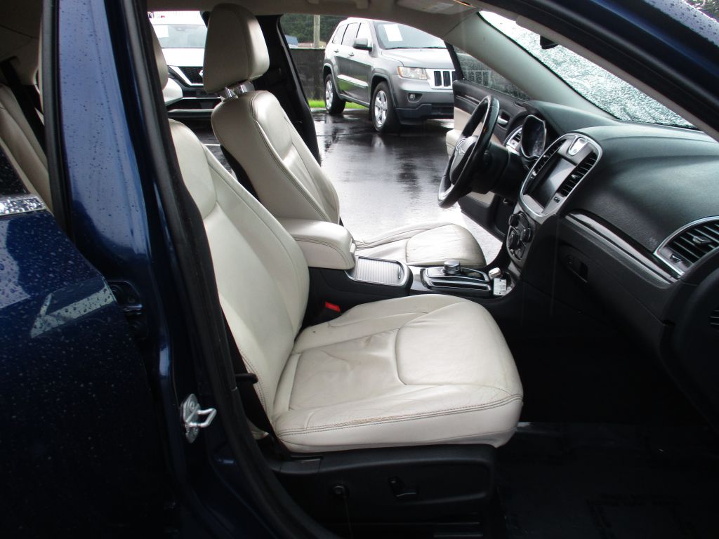Photo 19 of this CHRYSLER 300