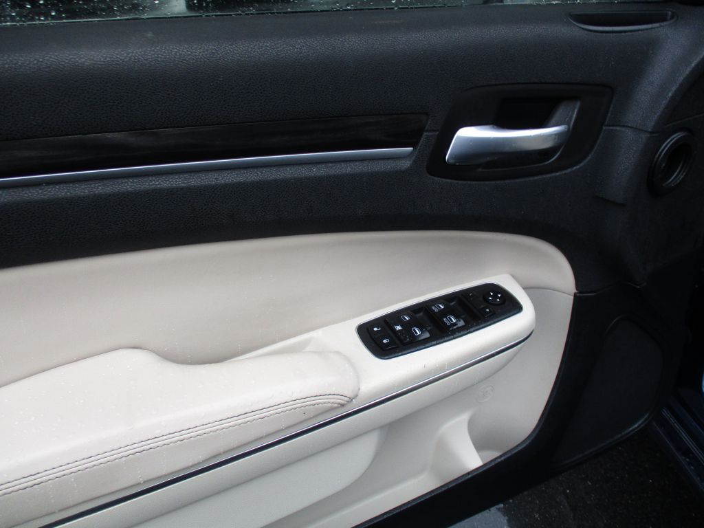 Photo 20 of this CHRYSLER 300