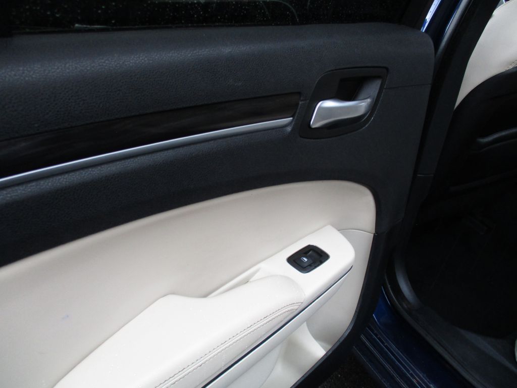 Photo 21 of this CHRYSLER 300