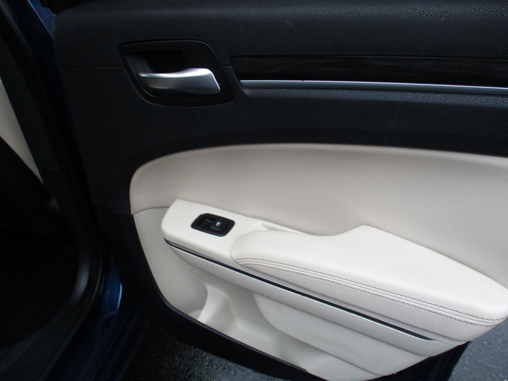 Photo 22 of this CHRYSLER 300