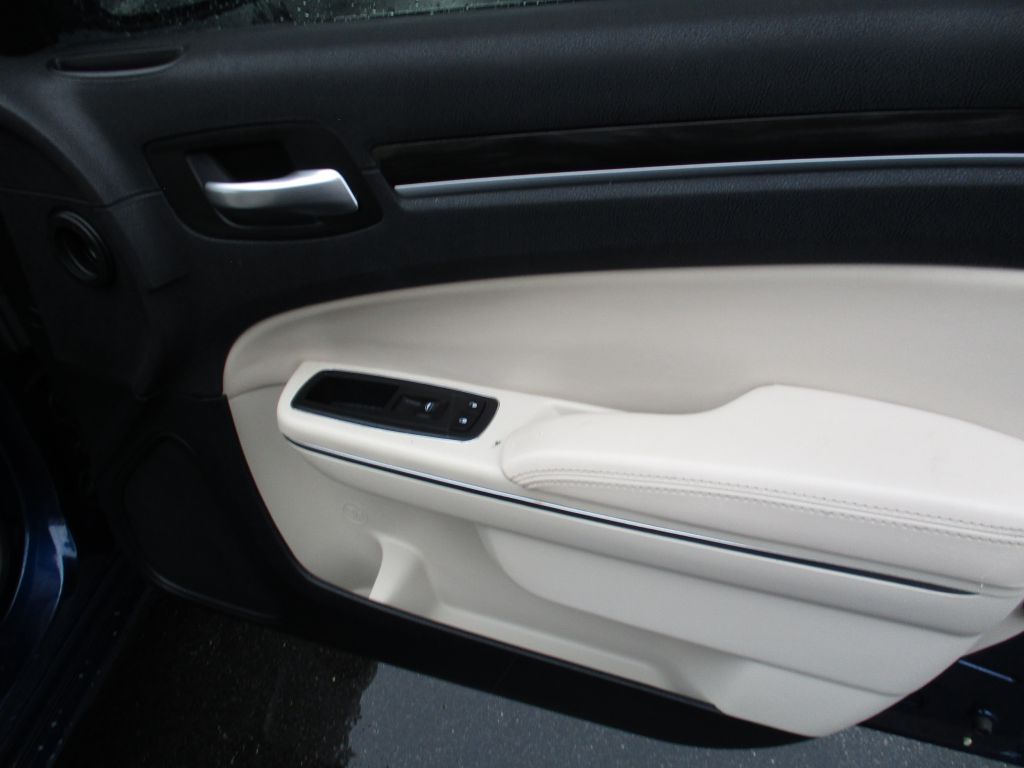 Photo 23 of this CHRYSLER 300
