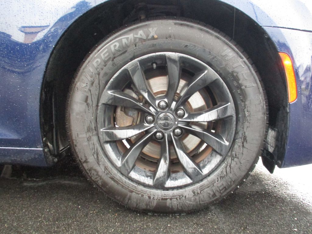 Photo 24 of this CHRYSLER 300