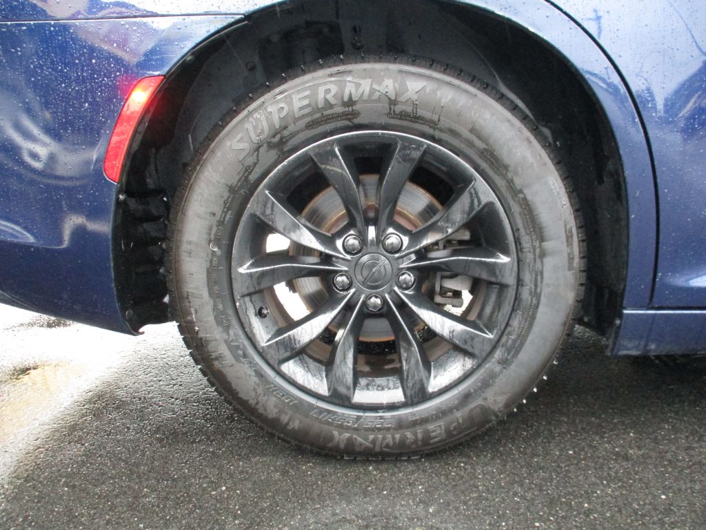 Photo 25 of this CHRYSLER 300
