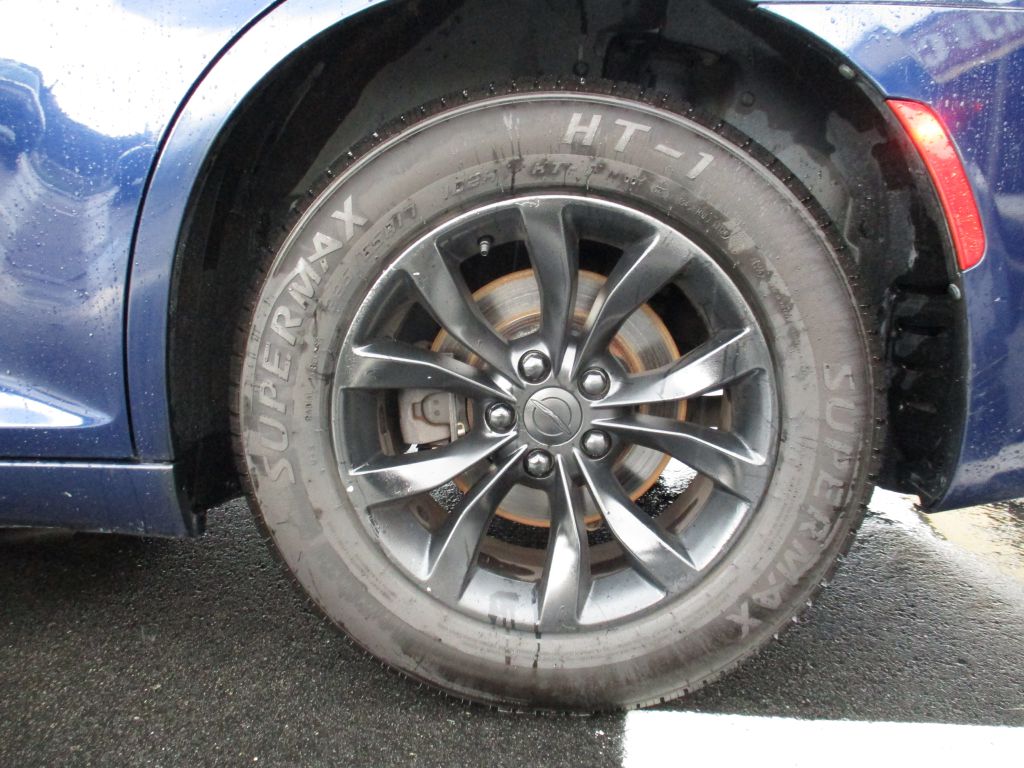 Photo 26 of this CHRYSLER 300