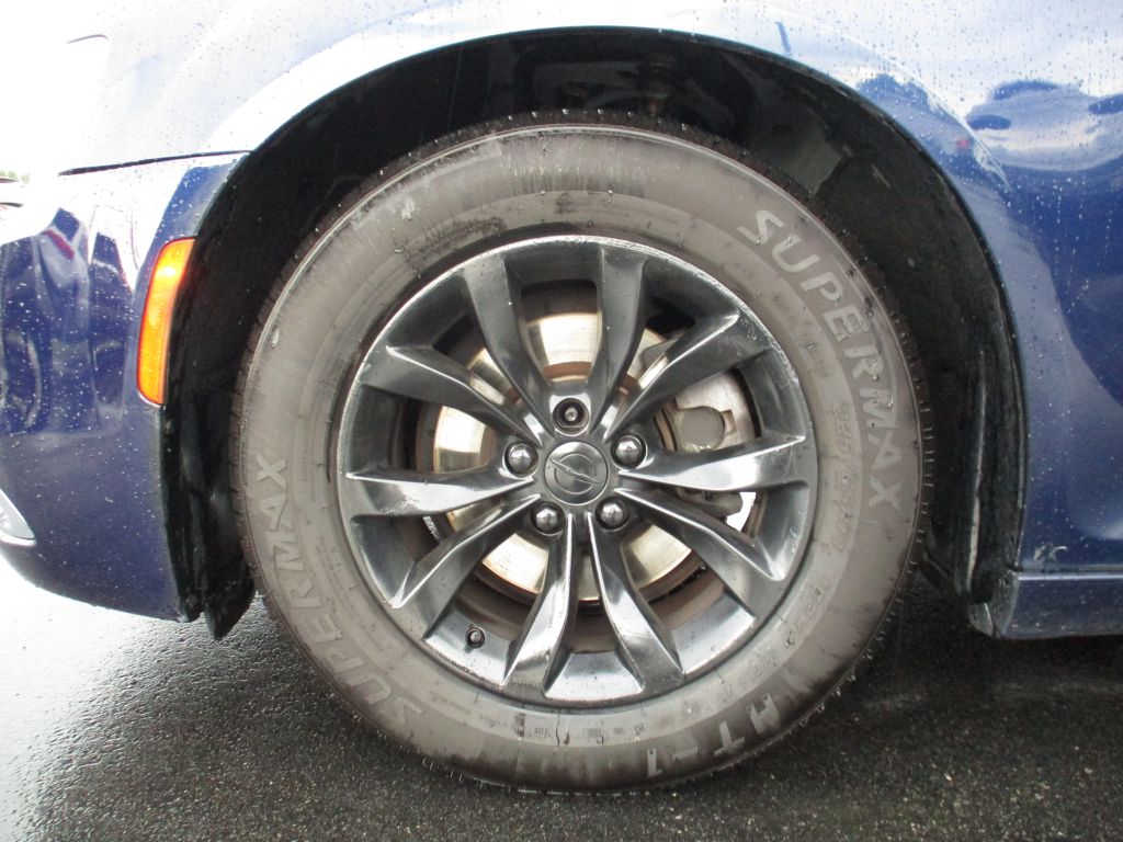 Photo 27 of this CHRYSLER 300