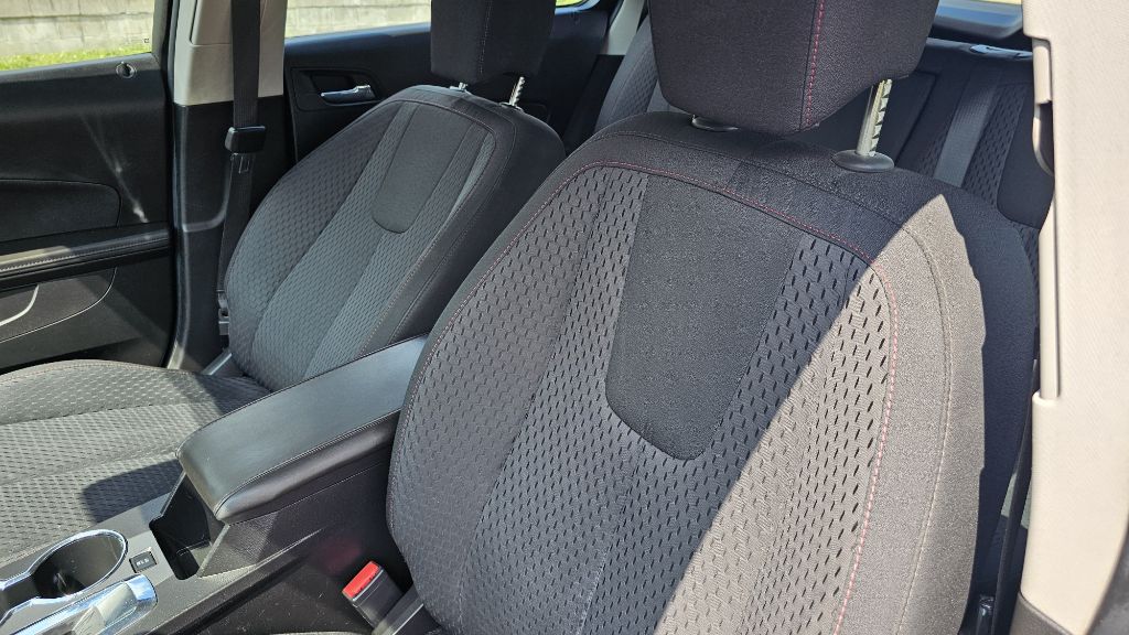 Photo 10 of this CHEVROLET EQUINOX