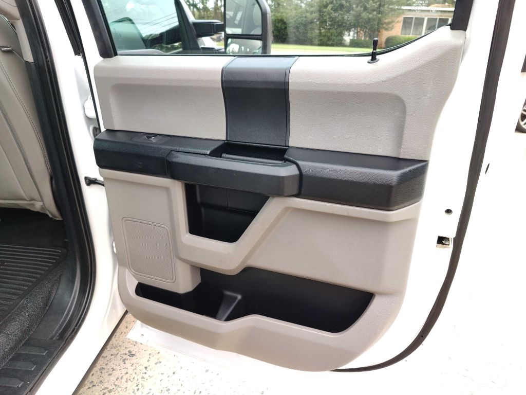 Photo 29 of this FORD F350 UTILITY