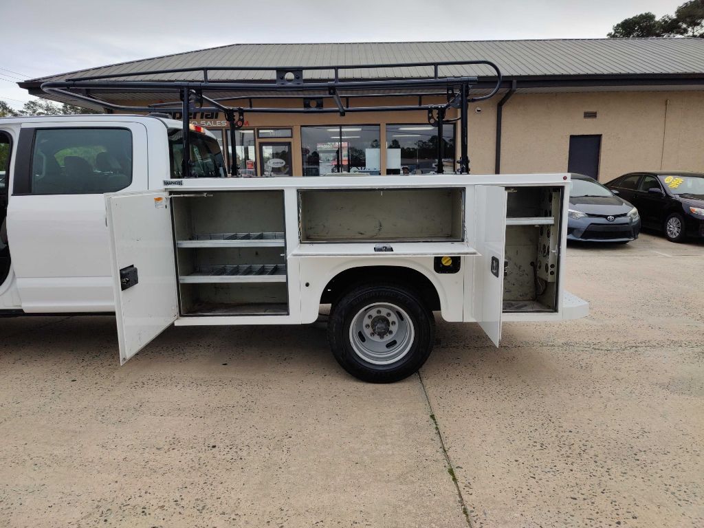 Photo 33 of this FORD F350 UTILITY