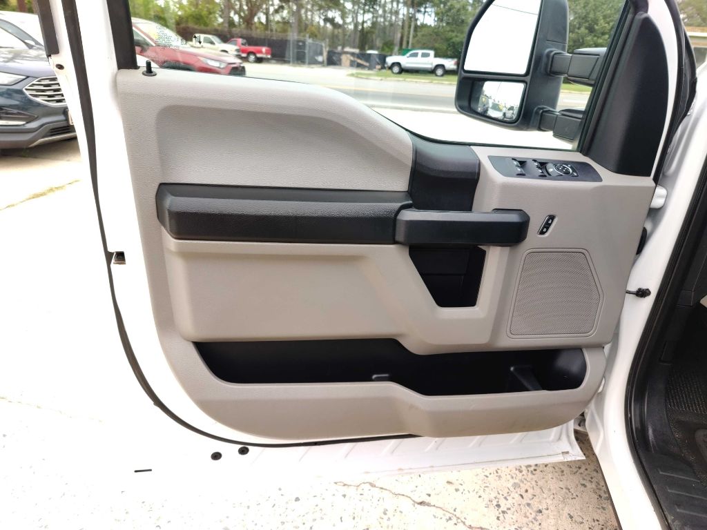 Photo 18 of this FORD F350 UTILITY
