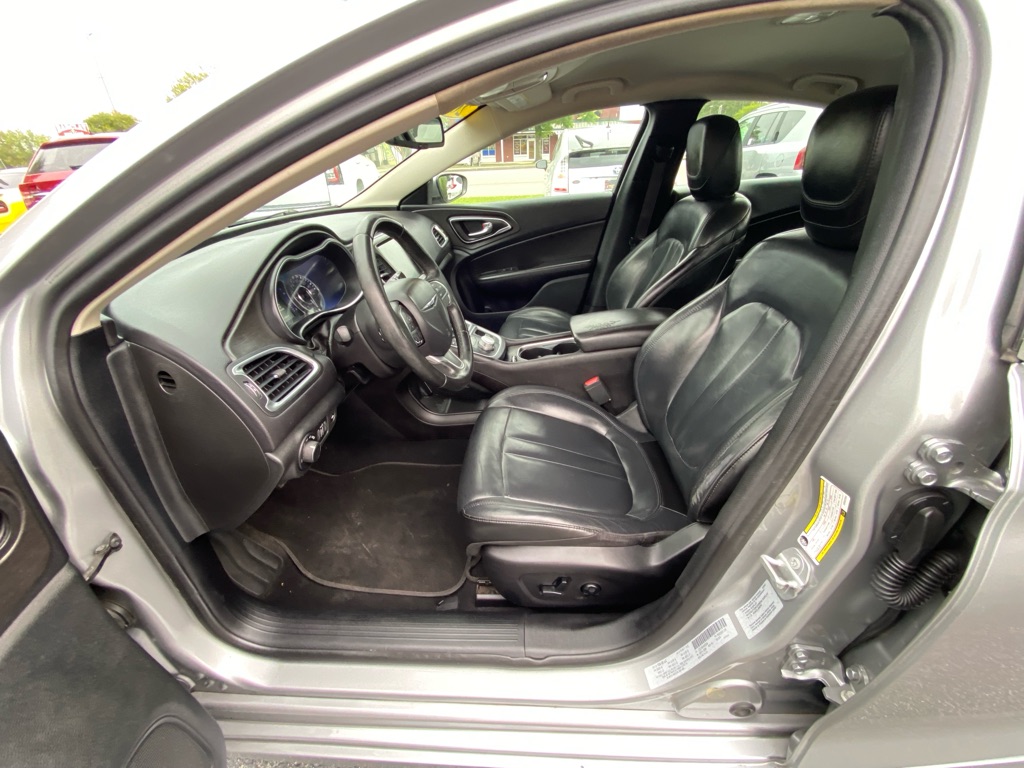 Photo 20 of this CHRYSLER 200