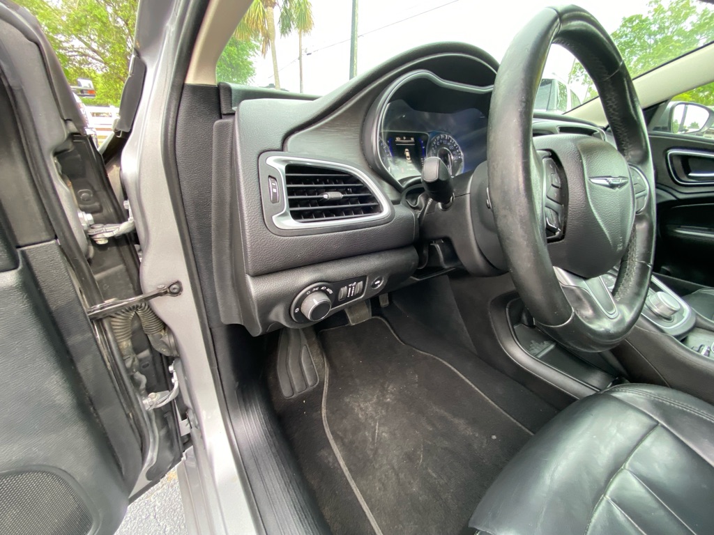 Photo 23 of this CHRYSLER 200