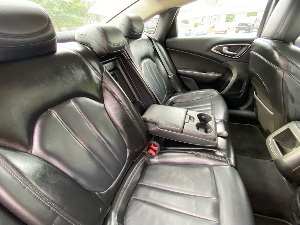 Photo 32 of this CHRYSLER 200