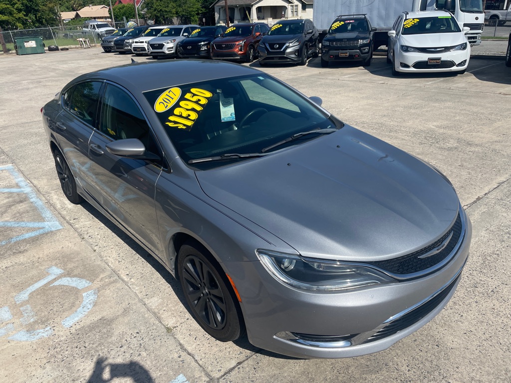 Photo 4 of this CHRYSLER 200