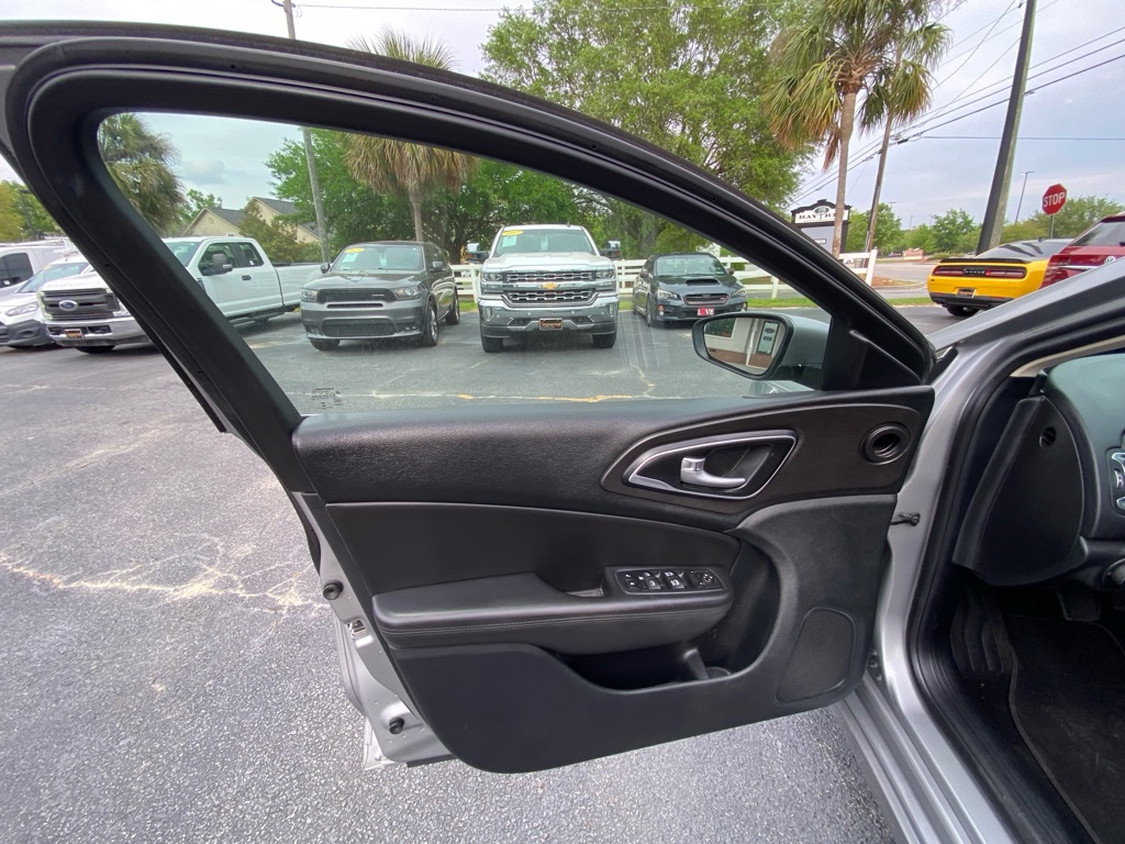 Photo 24 of this CHRYSLER 200