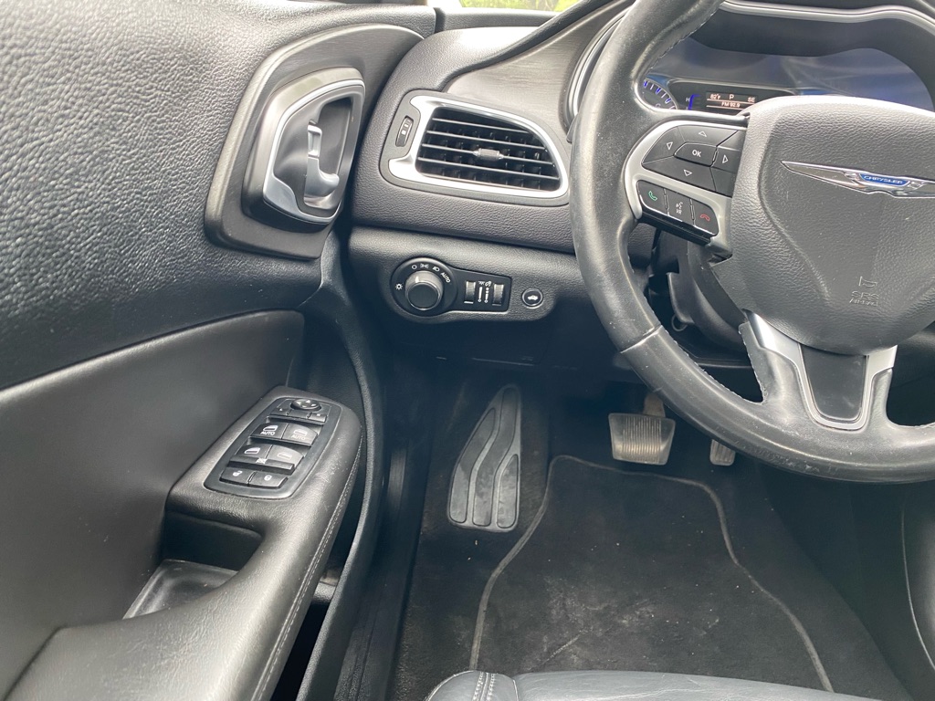 Photo 15 of this CHRYSLER 200
