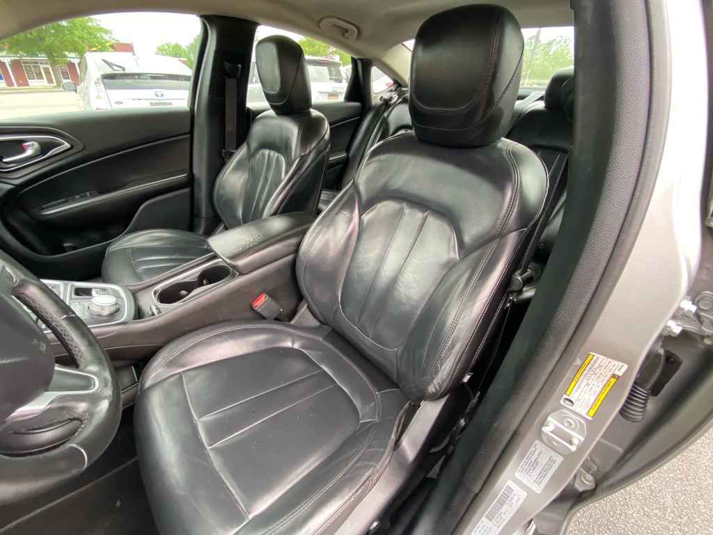 Photo 21 of this CHRYSLER 200