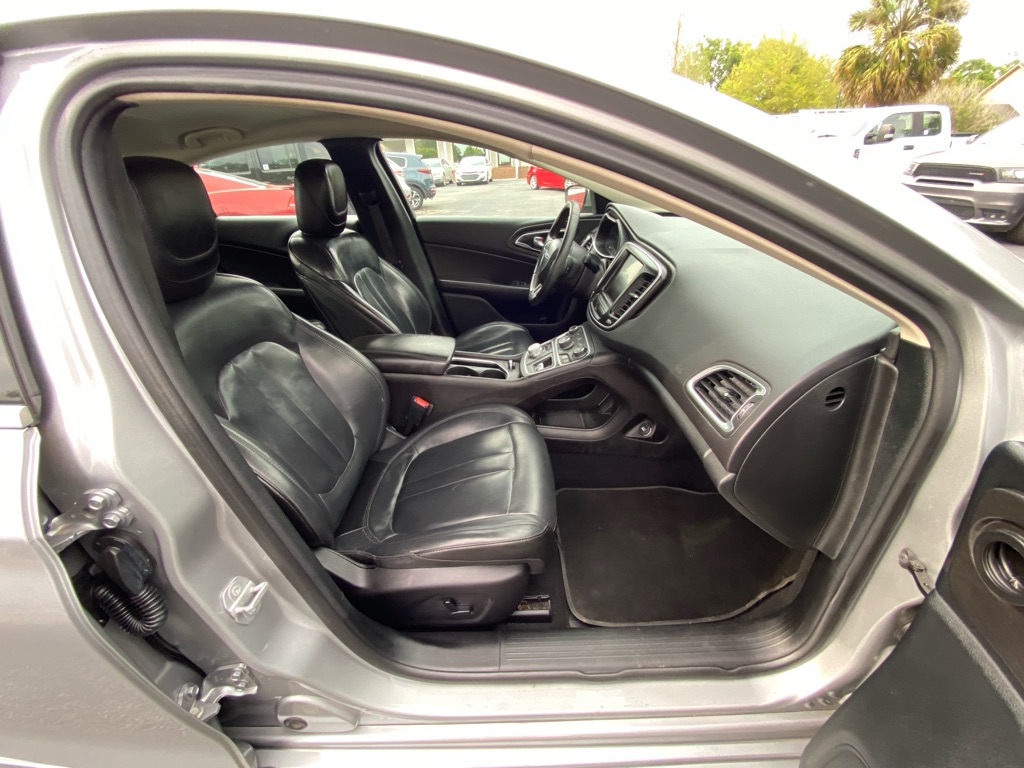 Photo 26 of this CHRYSLER 200