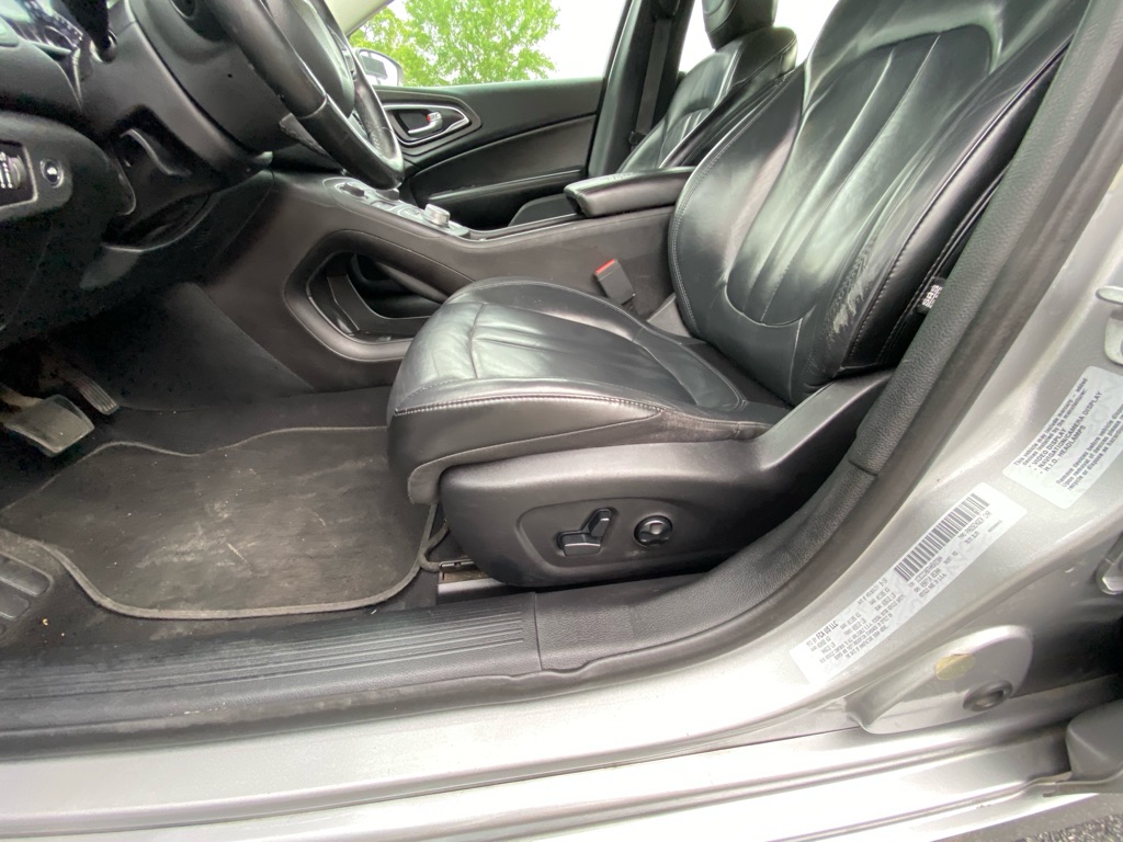 Photo 25 of this CHRYSLER 200