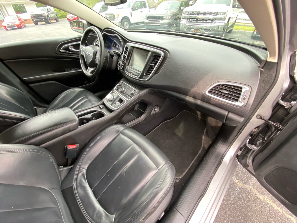 Photo 28 of this CHRYSLER 200