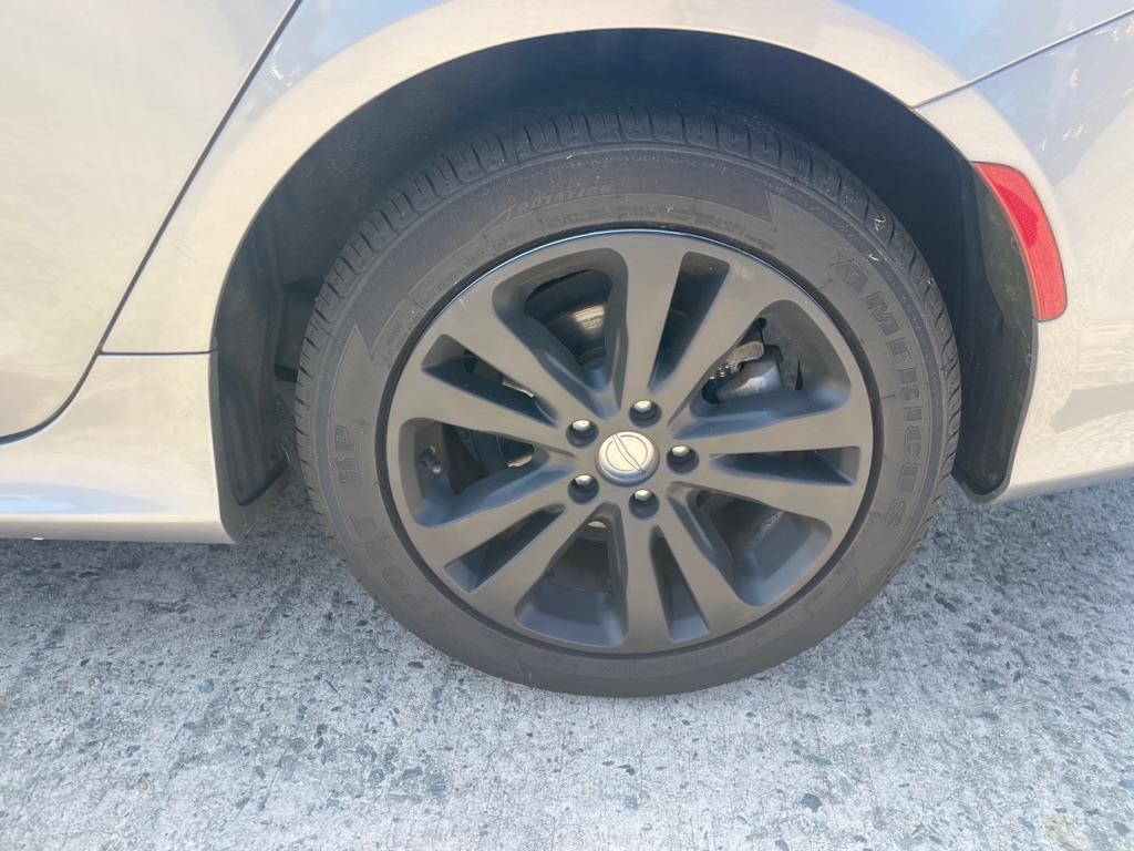 Photo 9 of this CHRYSLER 200