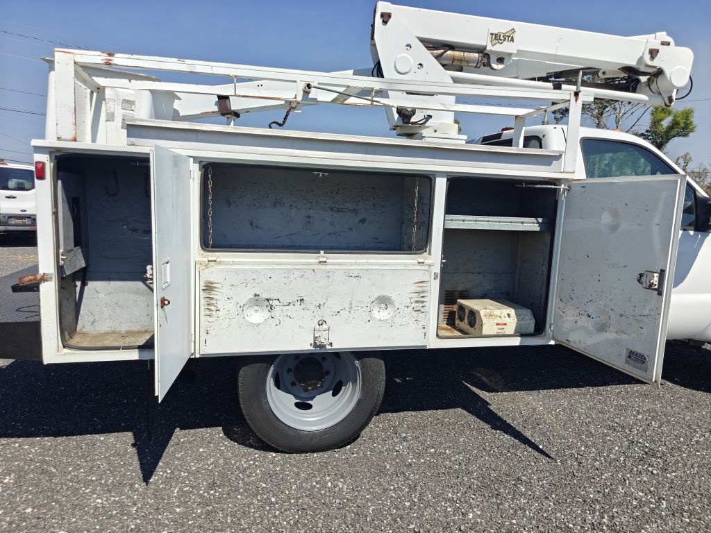Photo 7 of this FORD F450 BUCKET