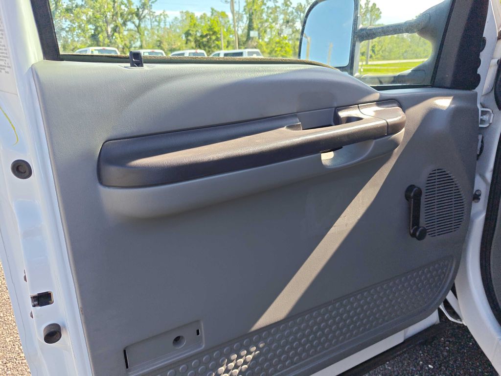 Photo 13 of this FORD F450 FLATBED