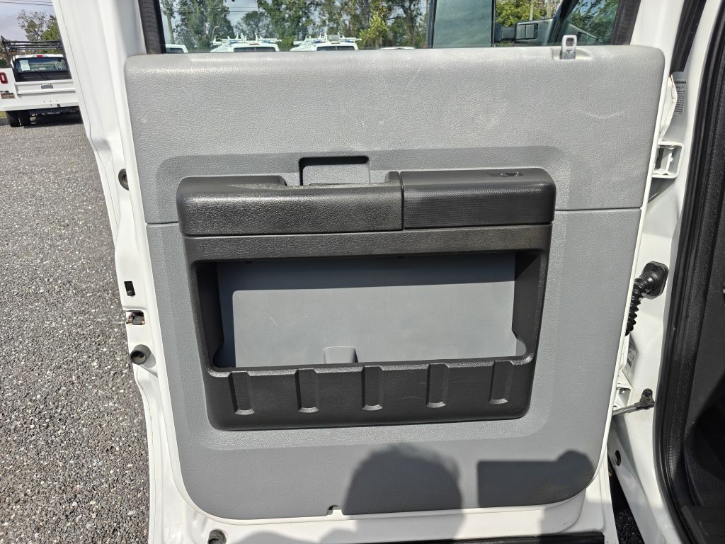Photo 36 of this FORD F550 UTILITY