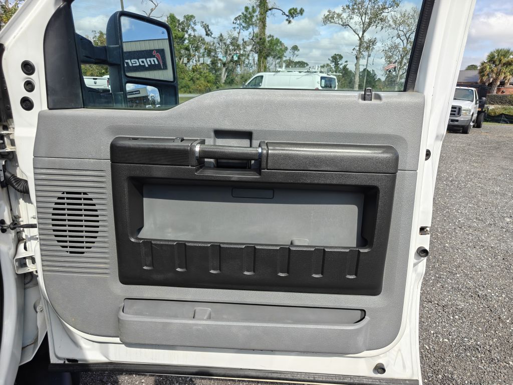 Photo 40 of this FORD F550 UTILITY