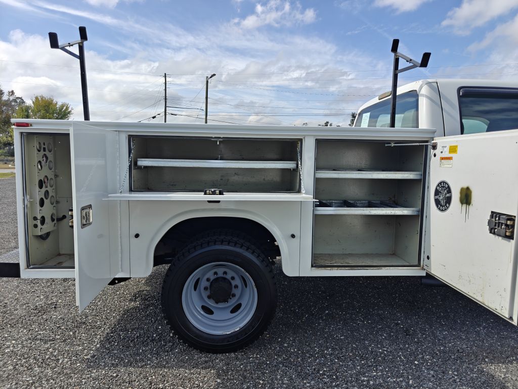 Photo 27 of this FORD F550 UTILITY