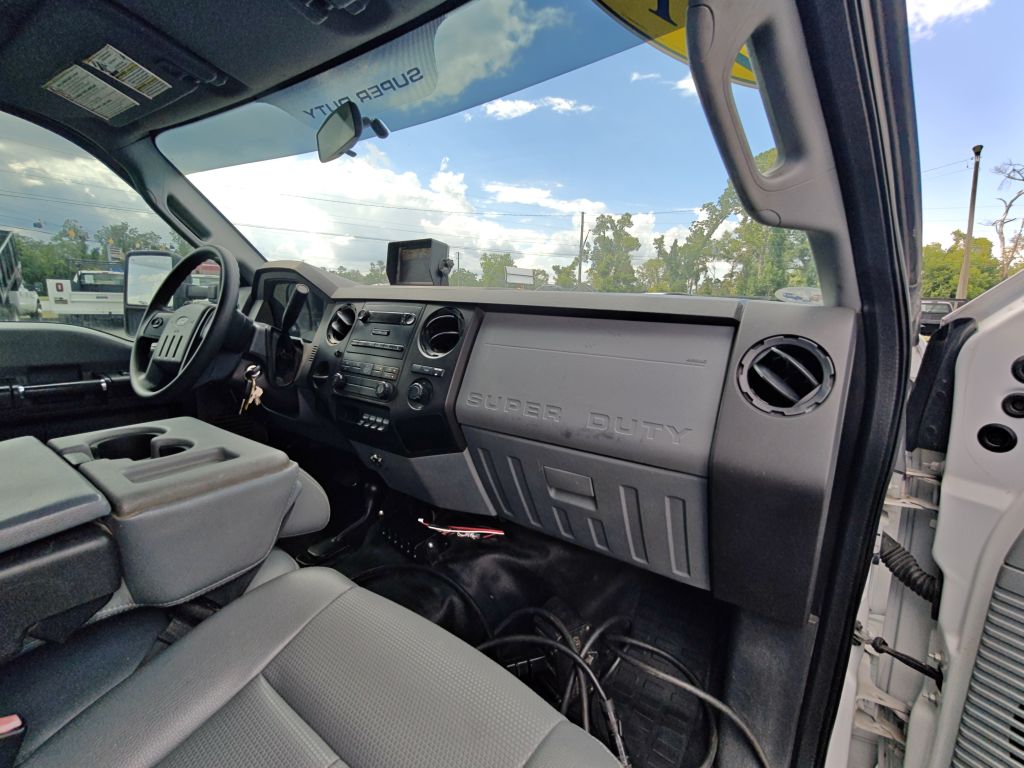Photo 35 of this FORD F550 FLAT BOOM