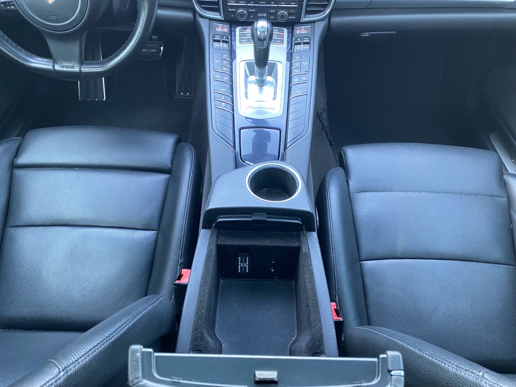 Photo 25 of this PORSCHE PANAMERA 4