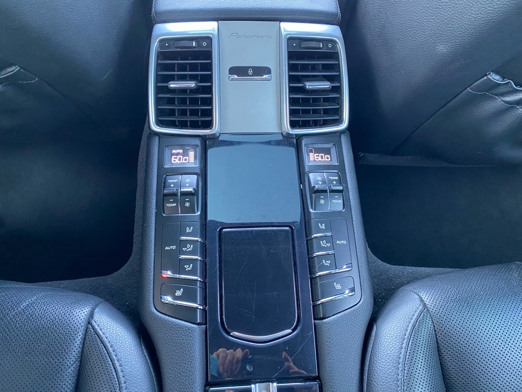 Photo 28 of this PORSCHE PANAMERA 4
