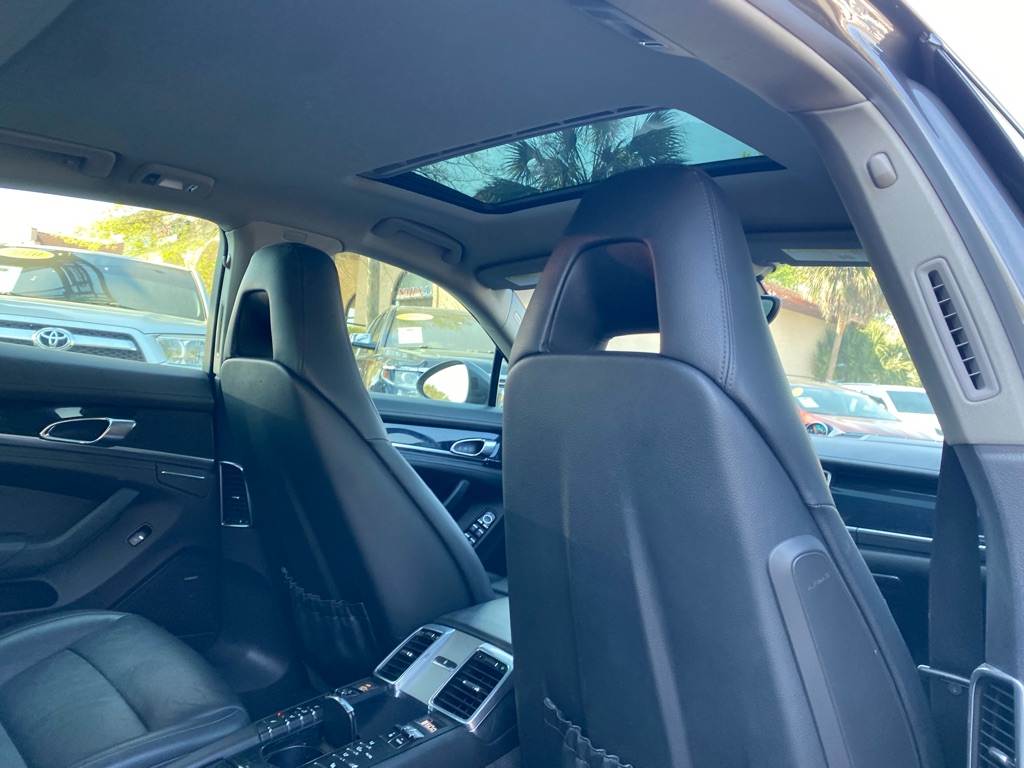 Photo 50 of this PORSCHE PANAMERA 4