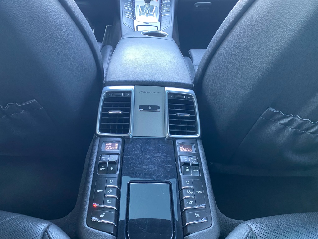 Photo 29 of this PORSCHE PANAMERA 4