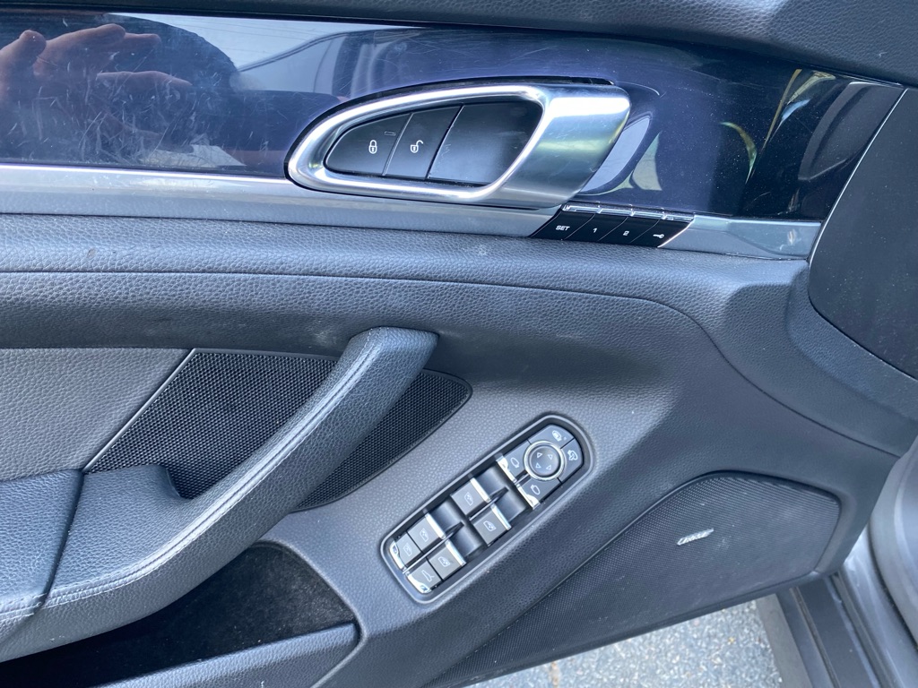 Photo 38 of this PORSCHE PANAMERA 4