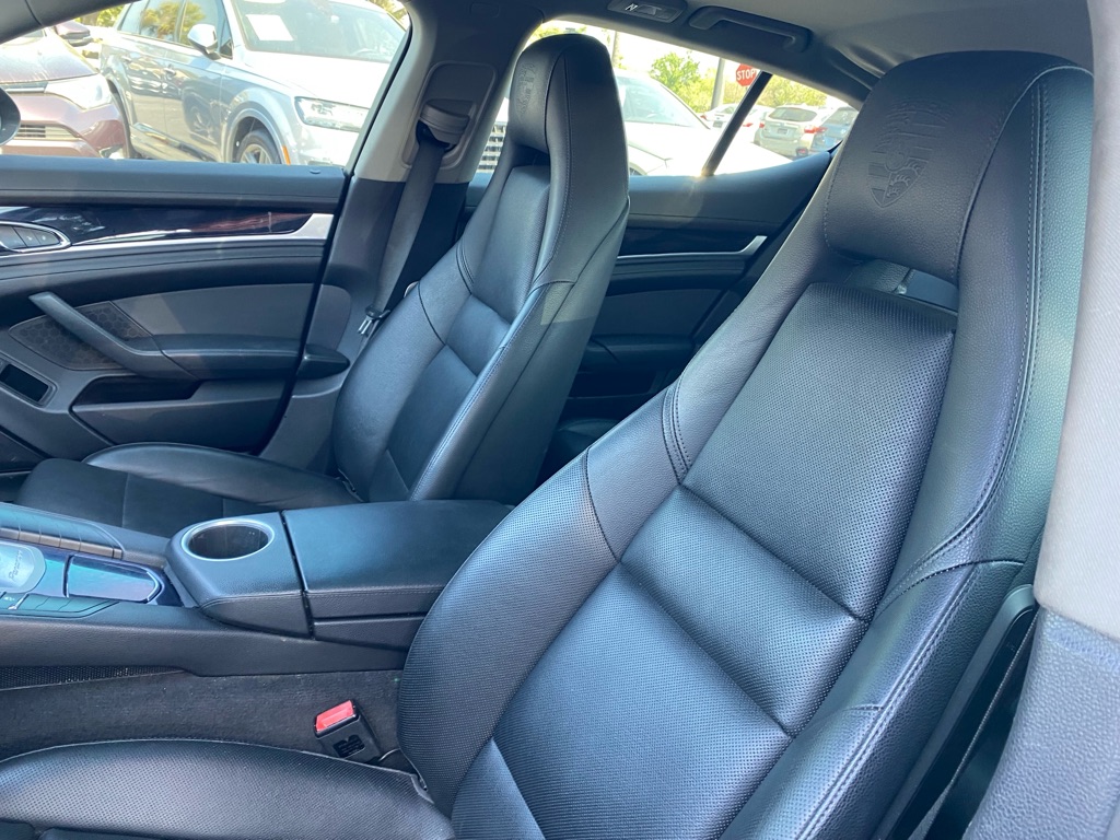 Photo 32 of this PORSCHE PANAMERA 4