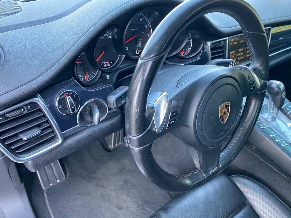Photo 37 of this PORSCHE PANAMERA 4