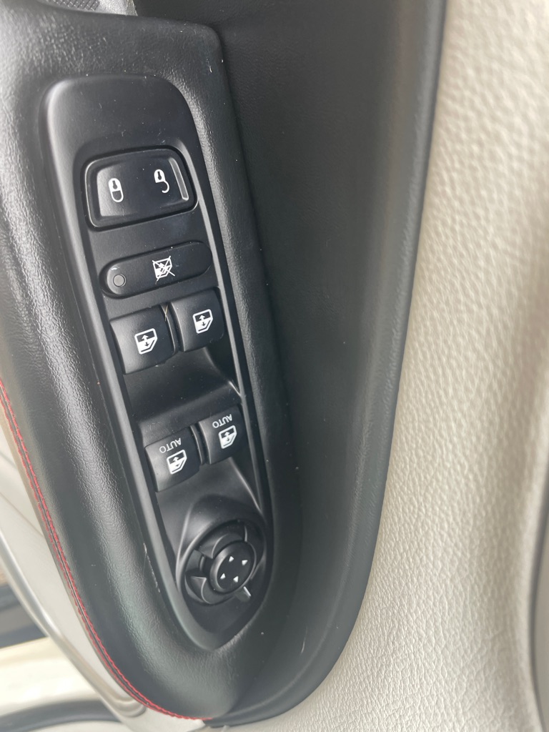 Photo 18 of this JEEP COMPASS