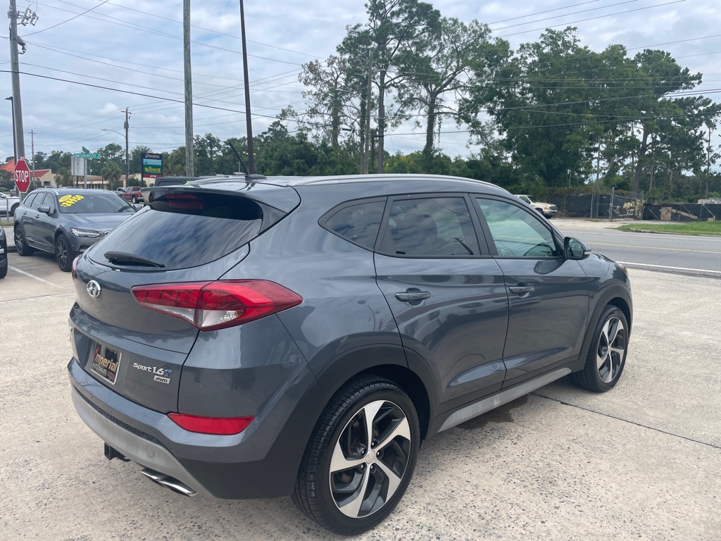 Photo 5 of this HYUNDAI TUCSON